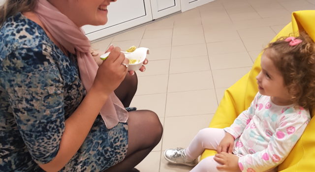 Bebe u knjižnici