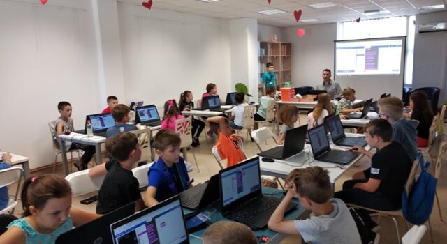 Donacija Micro:Maqueen robota za Micro:bit