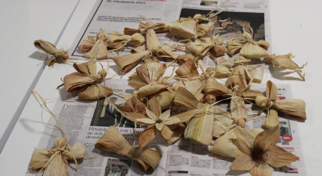 U Domu kulture održana je božićna kreativna radionica u organizaciji Gradske knjižnice Đurđevac i Gradskog društva osoba s invaliditetom Đurđevac.