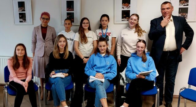 Javna debata “Knjiga vs. mobitel”