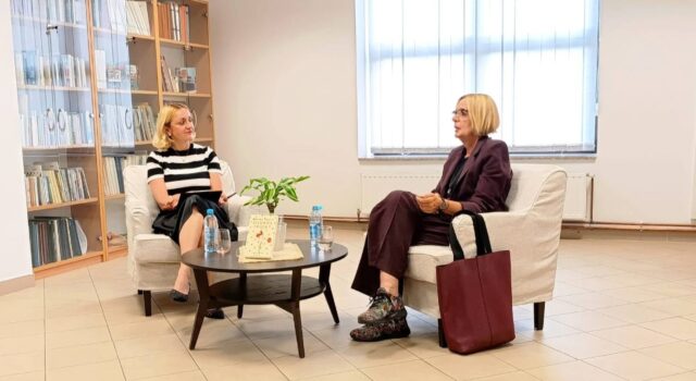 U Gradskoj knjižnici Đurđevac gostovala je književnica Marina Vujčić koja je predstavila svoj roman Sigurna kuća